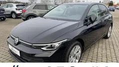 Schwarz metallic Gebraucht 2024 VW Golf VIII Life Limousine | 28.873 € (Fairer Preis)