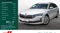 Weiss / moonweiß perleffekt (metallic) Gebraucht 2024 Skoda Octavia Selection Kombi | 30.880 € (Fairer Preis)