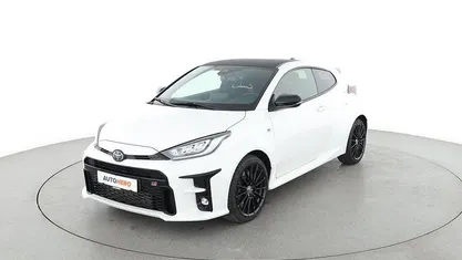 Weiß Gebraucht 2021 Toyota Yaris Limousine | 31.090 € (Guter Preis)