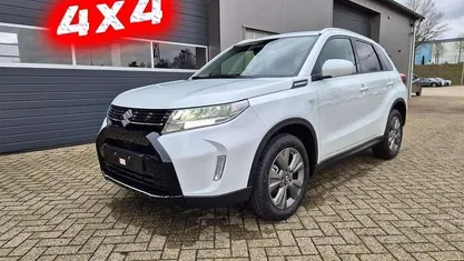 Cool white pearl metallic Neu 2025 Suzuki Vitara Comfort SUV | 26.090 € (Guter Preis)