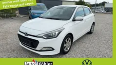 Weiß Gebraucht 2015 Hyundai i20 Intro Edition Limousine | 5.790 € (Guter Preis)