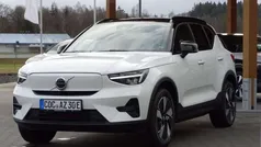 Crystal white / metallic Gebraucht 2025 Volvo XC40 Plus SUV | 46.000 € (Fairer Preis)