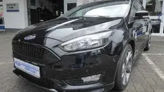 Schwarz (iridiumschwarz metallic) Gebraucht 2018 Ford Focus ST-Line Kombi | 13.890 € (Fairer Preis)