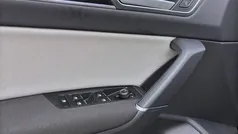 Schwarz Gebraucht 2024 VW Touran Highline Van / Kleinbus | 36.977 € (Fairer Preis)