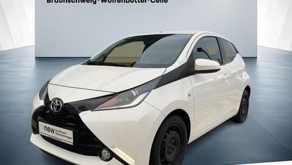 Gebraucht Toyota Aygo X-play 69 PS (50 kW) 2018 Weiß Kleinwagen