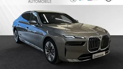 Gebraucht BMW 740 299 PS (219 kW) 2024 Oxidgrau metallic Limousine