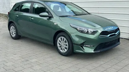 Neu Kia Ceed 140 PS (102 kW) 2025 Experience grün metallic Kleinwagen