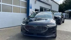 Obsidianschwarz metallic Neu 2024 Ford Focus Titanium Kombi | 25.900 € (Fairer Preis)