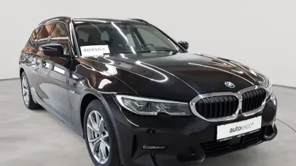 Gebraucht BMW 330e Sport Line 184 PS (135 kW) 2021 Saphirschwarz metallic Kombi