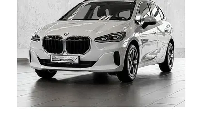 Weiß Gebraucht 2024 BMW 218 Luxury Line Van / Kleinbus | 27.890 € (Fairer Preis)