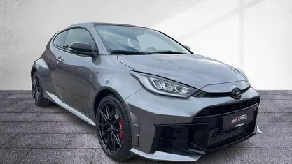 Neu Toyota Yaris 280 PS (205 kW) 2025 Precious metal Limousine