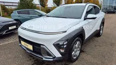 Serenity white Neu 2024 Hyundai Kona Trend SUV | 25.990 € (Fairer Preis)