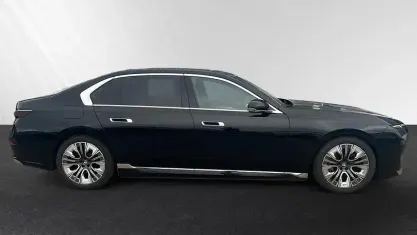 Gebraucht BMW 750e Comfort Edition 489 PS (359 kW) 2025 Saphirschwarz metallic Limousine
