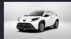 Schneeweiß Gebraucht 2024 Toyota Aygo X-play Kleinwagen | 15.053 € (Fairer Preis)