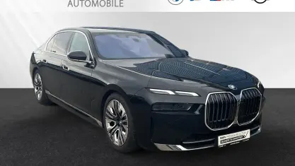 Gebraucht BMW 750e Comfort Edition 489 PS (359 kW) 2025 Saphirschwarz metallic Limousine