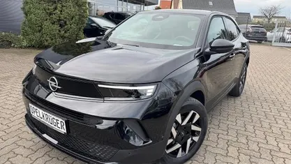Neu Opel Mokka Edition 136 PS (100 kW) 2025 Lackierung schwarz perla nera/ SUV