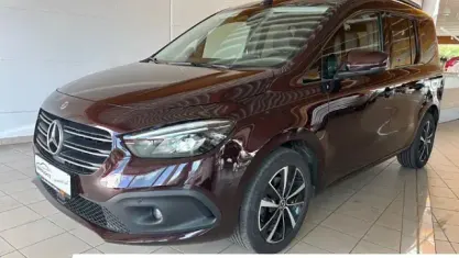 Gebraucht Mercedes T180 Edition 116 PS (85 kW) 2023 Rot Van / Kleinbus