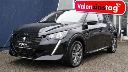 Gebraucht 2023 Peugeot e-208 Allure+ Kleinwagen | 20.790 € (Fairer Preis)
