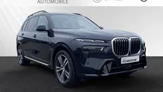 Carbonschwarz metallic Gebraucht 2024 BMW X7 M Sport SUV | 87.900 € (Fairer Preis)