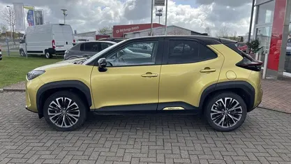 Gebraucht Toyota Yaris Cross Elegant 116 PS (85 kW) 2022 Warm gold metallic, dach schwarz SUV