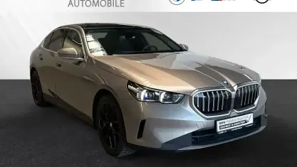 Gebraucht BMW 550e Comfort Edition 489 PS (359 kW) 2024 Oxidgrau metallic Limousine