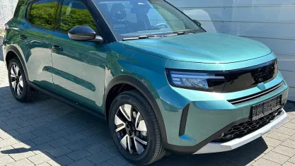 Neu Opel Frontera 145 PS (106 kW) 2026 Khaki grün metallic / dach schwarz SUV