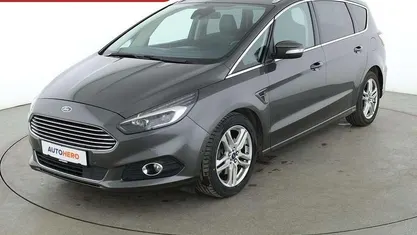 Grau Gebraucht 2018 Ford S-MAX Titanium Van / Kleinbus | 18.040 € (Fairer Preis)