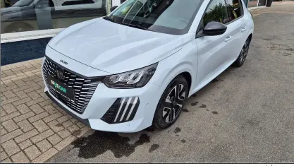 Neu Peugeot 208 Allure 101 PS (74 kW) 2025 Weiß Kleinwagen