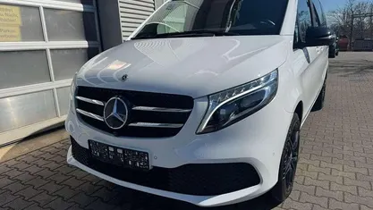 Bergkristallweiss Gebraucht 2023 Mercedes V220 Avantgarde Van / Kleinbus | 57.900 € (Fairer Preis)