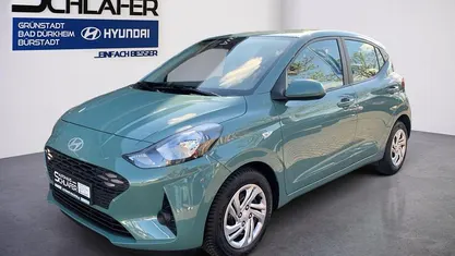 Gebraucht Hyundai i10 Select 63 PS (46 kW) 2025 Mangrove green / mic Kleinwagen