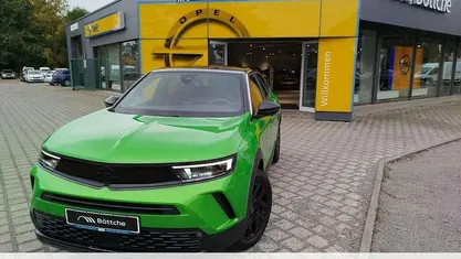 Lackierung matcha green/typ au Gebraucht 2024 Opel Mokka Ultimate SUV | 23.780 € (Fairer Preis)