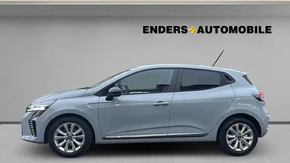 Grau Gebraucht 2025 Renault Clio V Evolution Limousine | 18.100 € (Fairer Preis)