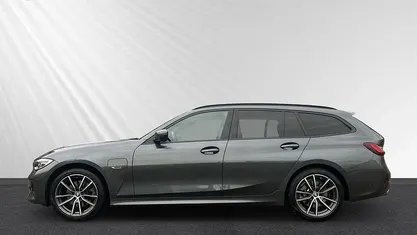 Grau Gebraucht 2021 BMW 320e Sport Line Kombi | 23.790 € (Fairer Preis)