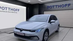 Weiss Gebraucht 2023 VW Golf VIII Life Limousine | 23.222 € (Fairer Preis)