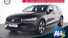 Schwarz onyx black / metallic Gebraucht 2023 Volvo V60 CC Plus Kombi | 35.450 € (Guter Preis)