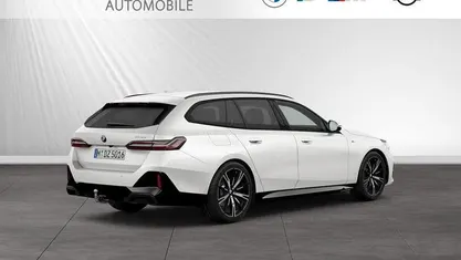Gebraucht BMW 520 M Sport 208 PS (152 kW) 2025 Mineralweiß metallic Kombi