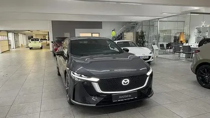 Neu Mazda 6e Takumi-Line 189 kW (258 PS) 2025 Grau Limousine