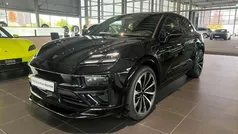 Tiefschwarzmetallic Gebraucht 2025 Porsche Macan Turbo SUV | 119.900 € (Superpreis)