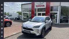 Shimmering silver metallic Gebraucht 2023 Toyota Yaris Cross Team SUV | 25.990 € (Fairer Preis)