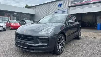 Gebraucht Porsche Macan Basis 265 PS (194 kW) 2023 Vulkangraumetallic SUV