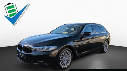 Black sapphire (schwarz) Gebraucht 2024 BMW 530e Sport Line Kombi | 38.750 € (Fairer Preis)