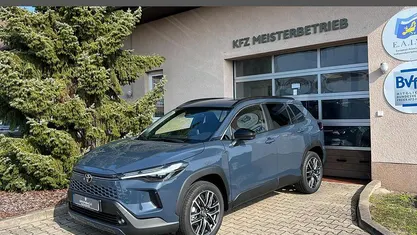 Neu Toyota Corolla Cross Style 178 PS (130 kW) 2025 3u5 emotional red metallic SUV