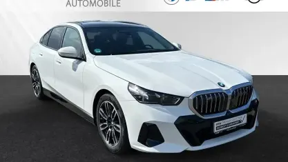 Gebraucht BMW 540 M Sport 303 PS (222 kW) 2025 Alpinweiss Limousine