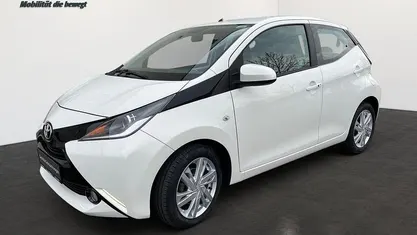 Gebraucht Toyota Aygo X-play 69 PS (50 kW) 2015 Weiß Kleinwagen