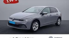 Mondsteingrau Gebraucht 2024 VW Golf VIII Life Limousine | 24.420 € (Fairer Preis)