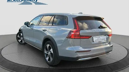Vapour grey (grau) Gebraucht 2023 Volvo V60 CC Plus Kombi | 39.460 € (Fairer Preis)
