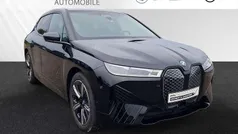 Black sapphire metallic Gebraucht 2024 BMW iX Sport Line SUV | 64.888 € (Fairer Preis)