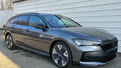 Neu Skoda Superb SportLine 193 PS (141 kW) 2025 Graphite grau metallic Kombi
