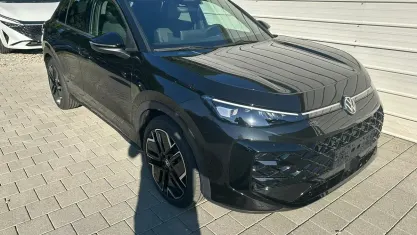 Neu VW T-Roc R-line 150 PS (110 kW) 2026 Grenadillschwarz metallic SUV
