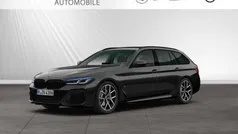 Black sapphire metallic Gebraucht 2022 BMW 520 M Sport Kombi | 34.720 € (Teuer)